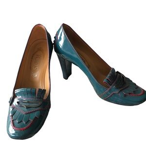 TOD’s patent turquoise pumps